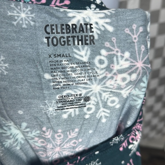 Celebrate together XS V-neck, short sleeve green pink white snowflake T-shirt - Picture 4 of 4